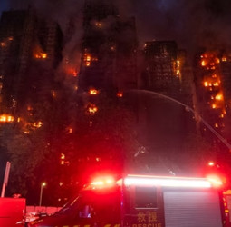 ஹாங்காங்: குடியிருப்பு கோபுரங்களில் மிகப்பெரிய தீ; 13 பேர் பலி