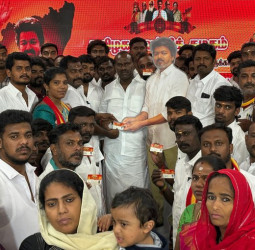 😂🔥 'இது பக்கா மாஸ் கட்சி இல்ல!' – விஜய் கட்-அவுட்டுக்காக உயிர் கொடுத்த காலம் போய், இப்போது 'பெர்சனல் கட்-அவுட்'!